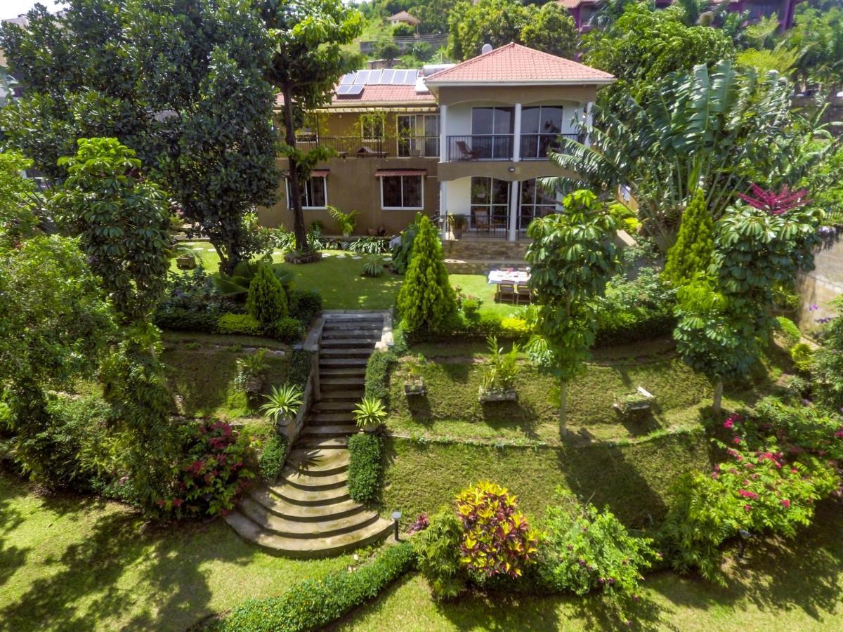 カンパラ Ewange - A Casa Mia Bed & Breakfast エクステリア 写真